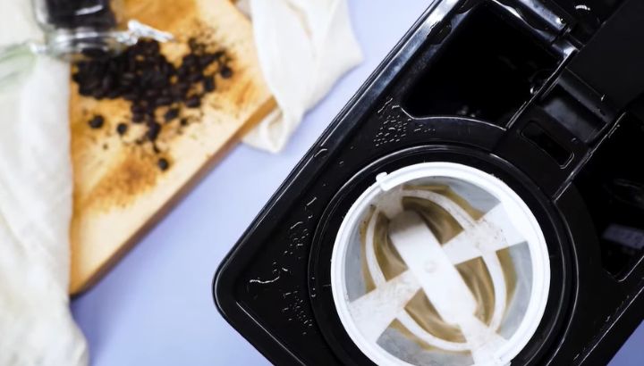 How to Clean Coffee Maker With Vinegar
